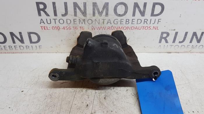 Främre bromsok, höger från en Mercedes-Benz A (W176) 1.6 A-200 16V 2013