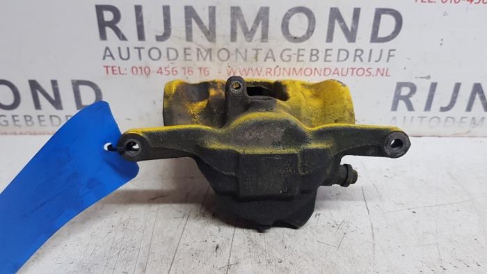 Främre bromsok, höger från en Mercedes-Benz A (W176) 1.6 A-200 16V 2013