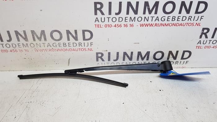 Rear wiper arm from a BMW X1 (E84) sDrive 20d 2.0 16V 2012
