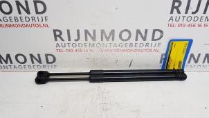 Używane Zestaw amortyzatorów gazowych tylnej klapy BMW 3 serie (E92) 318i 16V Cena na żądanie oferowane przez Autodemontage Rijnmond BV