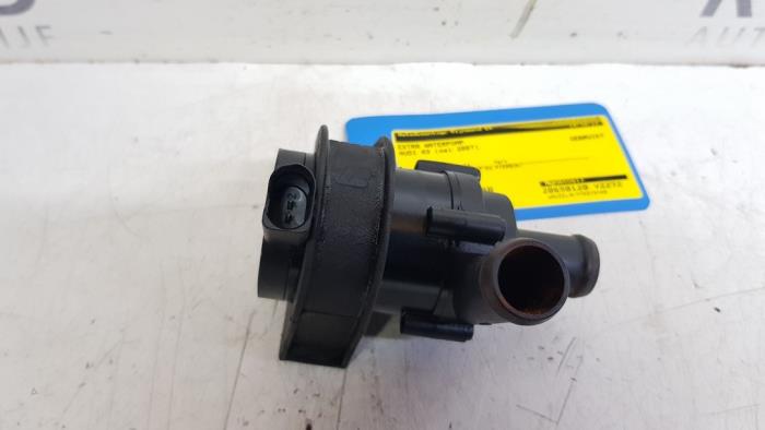 Begagnade Extra vattenpump Audi A3 Sportback (8PA) 1.8 TFSI 16V Pris € 25,00 Marginaltabell erbjuds av Autodemontage Rijnmond BV