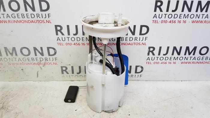 Petrol pump from a Volkswagen Up! (121) 1.0 12V 75 2015