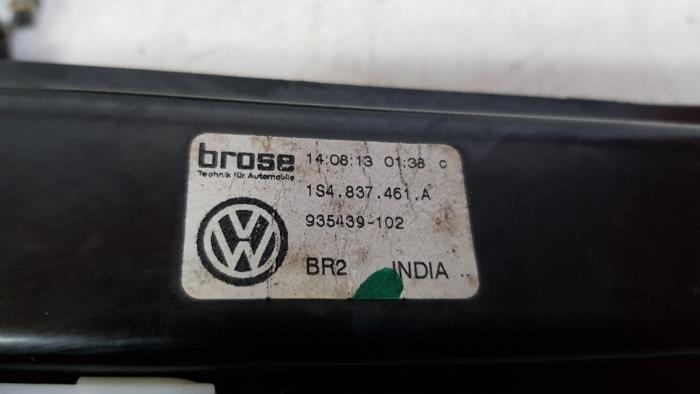 Moteur lève vitre avant gauche d'un Volkswagen Up! (121) 1.0 12V 75 2015