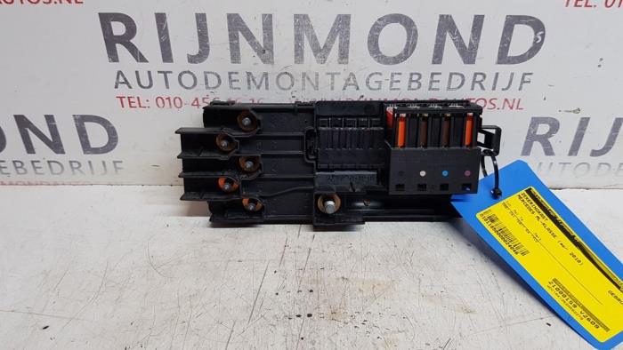 Begagnade Säkringsbox Mercedes ML II (164/4JG) 3.0 ML-320 CDI 4-Matic V6 24V Pris € 15,00 Inklusive moms erbjuds av Autodemontage Rijnmond BV