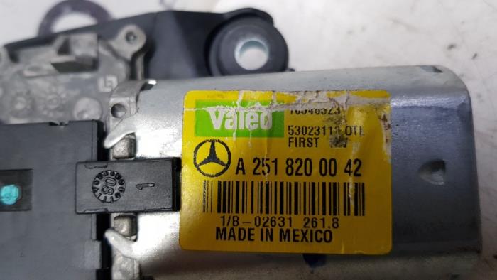 Rear wiper motor from a Mercedes-Benz ML II (164/4JG) 3.0 ML-320 CDI 4-Matic V6 24V 2010