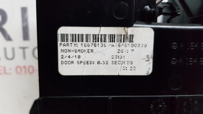 12 volt connection from a Mercedes-Benz ML II (164/4JG) 3.0 ML-320 CDI 4-Matic V6 24V 2010