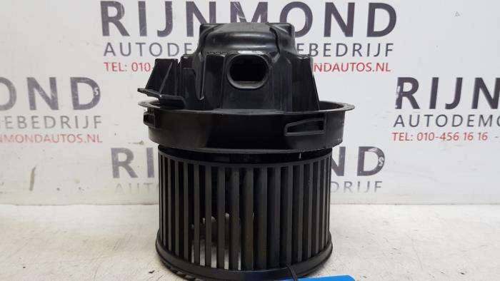 Heating and ventilation fan motor from a Peugeot 207/207+ (WA/WC/WM) 1.4 HDi 2006