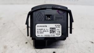 Used Light switch Renault Clio IV (5R) 1.2 16V Price € 24,20 Inclusive VAT offered by Autodemontage Rijnmond BV