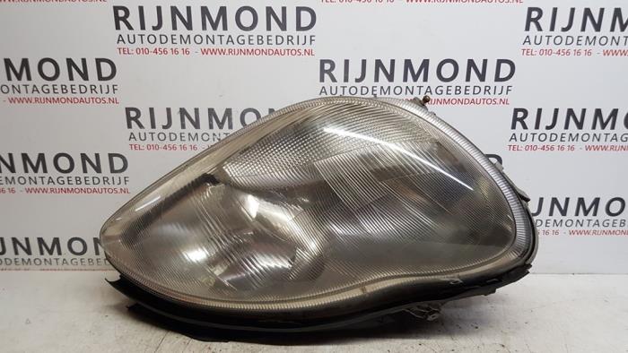 Używane Reflektor prawy Mercedes S (W220) 3.2 S-320 CDI 24V Cena € 180,00 Procedura marży oferowane przez Autodemontage Rijnmond BV