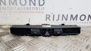 Używane Przelacznik swiatel awaryjnych Opel Zafira (M75) 1.6 16V Cena na żądanie oferowane przez Autodemontage Rijnmond BV