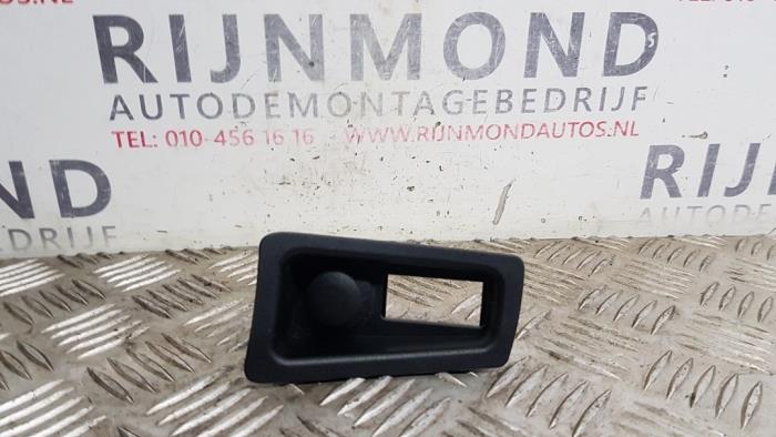Używane Zlacze 12 volt BMW 1 serie (E87/87N) 116i 1.6 16V Cena € 12,10 Z VAT oferowane przez Autodemontage Rijnmond BV