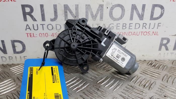 Usados Motor de ventanilla de puerta Volkswagen Up! (121) 1.0 12V 60 Precio € 30,00 Norma de margen ofrecido por Autodemontage Rijnmond BV