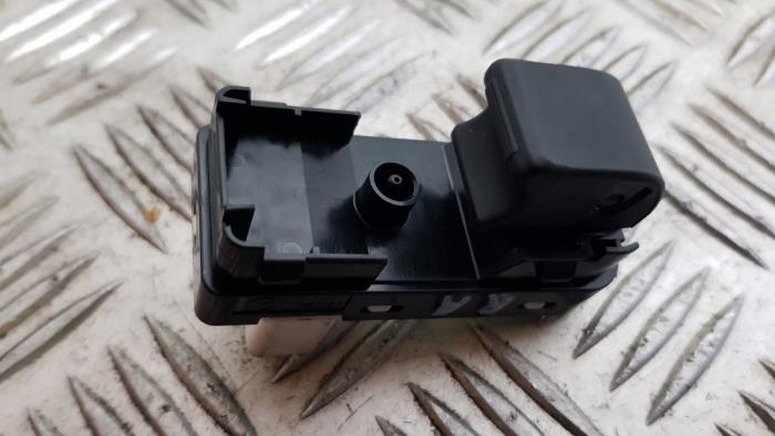 Usados Interruptor de ventanilla eléctrica Mazda 2 (DJ/DL) 1.5 SkyActiv-G 115 Precio € 18,15 IVA incluido ofrecido por Autodemontage Rijnmond BV
