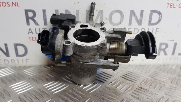 Begagnade Spjällhus Daihatsu Cuore (L251/271/276) 1.0 12V DVVT Pris € 10,00 Marginaltabell erbjuds av Autodemontage Rijnmond BV