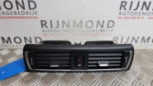 Usagé Grille aération tableau de bord BMW 1 serie (F20) 116d 1.5 12V TwinPower Prix € 60,50 Prix TTC proposé par Autodemontage Rijnmond BV