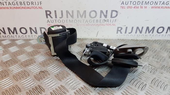 Front seatbelt, right from a BMW 5 serie (F10) 518d 16V 2014