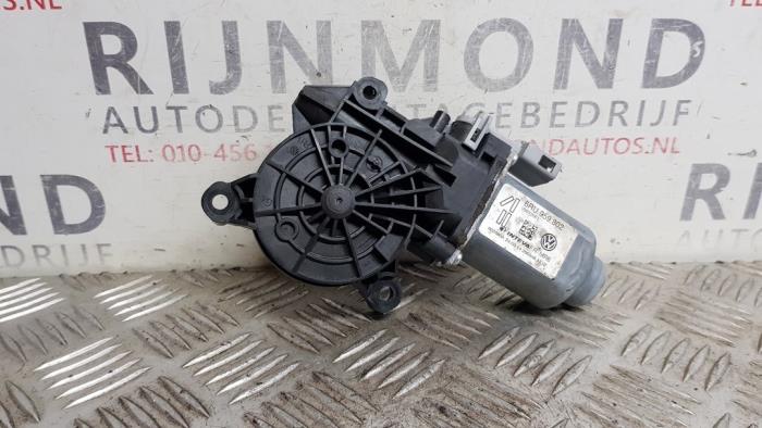 Usados Motor de ventanilla de puerta Volkswagen Up! (121) 1.0 12V 60 Precio € 30,00 Norma de margen ofrecido por Autodemontage Rijnmond BV
