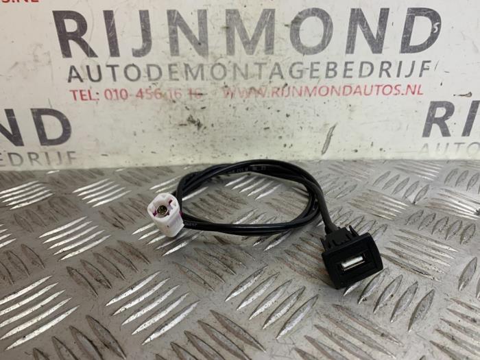 AUX / USB-Anschluss Mercedes B 1.6 B-180 BlueEFFICIENCY Turbo 16V