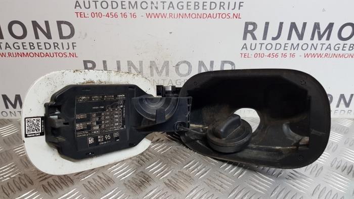 Gebrauchte Tankklappe Mercedes B (W246/W242) 1.6 B-180 BlueEFFICIENCY Turbo 16V Preis € 90,75 Mit Mehrwertsteuer angeboten von Autodemontage Rijnmond BV