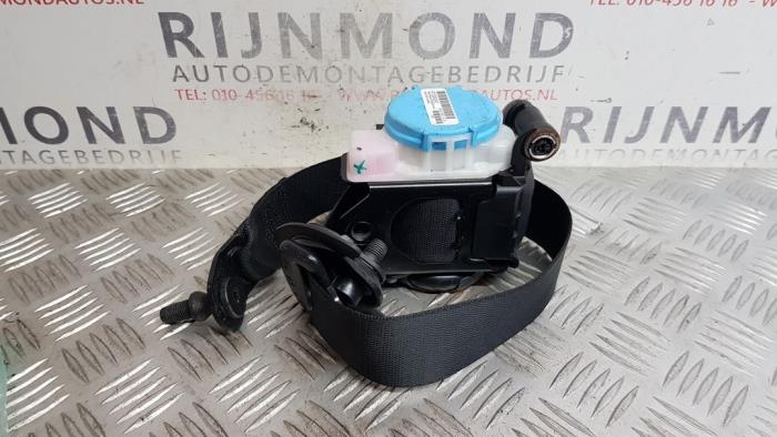 Front seatbelt, right from a Mercedes-Benz B (W246,242) 1.6 B-180 BlueEFFICIENCY Turbo 16V 2014