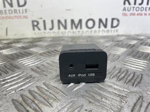 Usados Conexión AUX-USB Kia Sportage (SL) 1.6 GDI 16V 4x2 Precio € 30,25 IVA incluido ofrecido por Autodemontage Rijnmond BV