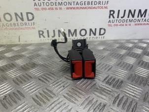Used Rear seatbelt buckle, centre Peugeot 308 (L3/L8/LB/LH/LP) 1.6 16V THP Price on request offered by Autodemontage Rijnmond BV
