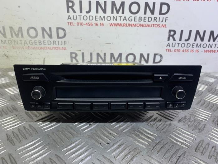 Radio CD player from a BMW 3 serie (E90) 318i 16V 2008