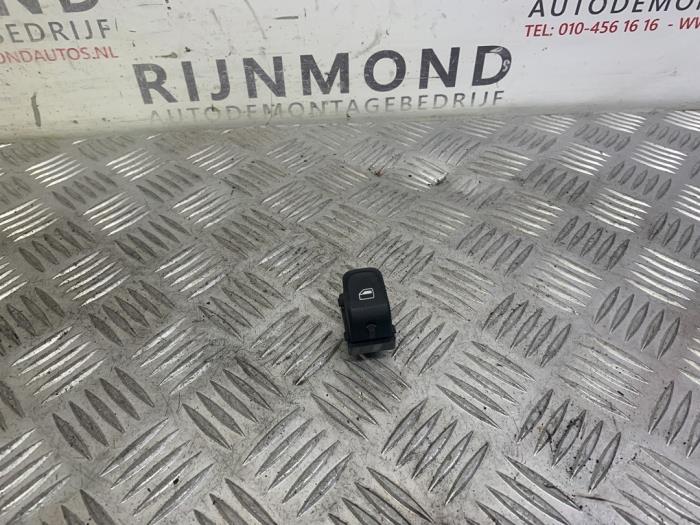 Usados Interruptor de ventanilla eléctrica Audi A1 (8X1/8XK) 1.4 TFSI 16V 122 Precio € 12,10 IVA incluido ofrecido por Autodemontage Rijnmond BV