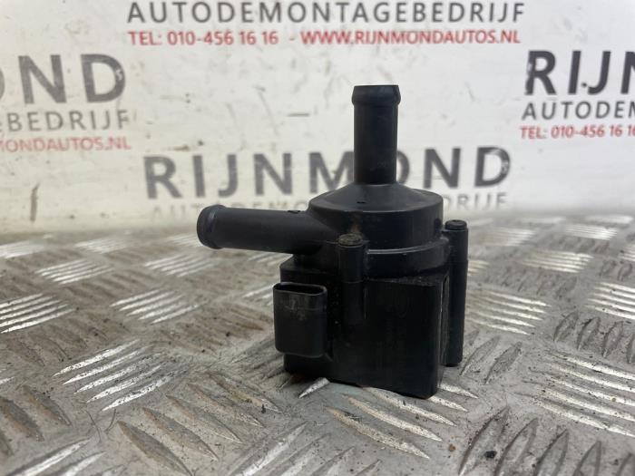 Begagnade Extra vattenpump Ford Transit Courier 1.0 Ti-VCT EcoBoost 12V Pris på förfrågan erbjuds av Autodemontage Rijnmond BV