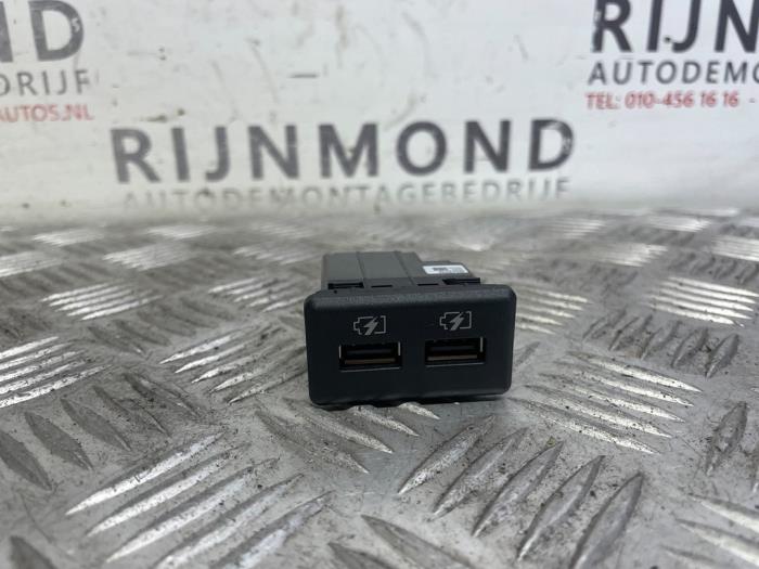 Nissan Qashqai AUX / USBAnschlüsse Vorrat ProxyParts.de