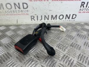 Used Front seatbelt buckle, right Kia Cee'd (JDB5) 1.6 GDI 16V Price € 24,20 Inclusive VAT offered by Autodemontage Rijnmond BV