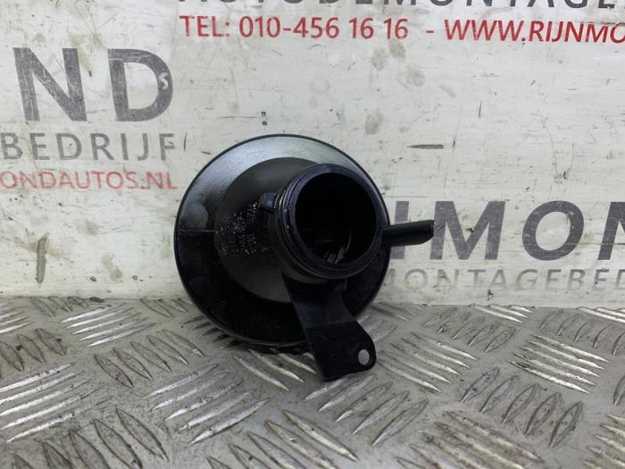 Oil cap from a BMW 1 serie (F20) 120d 2.0 16V 2013