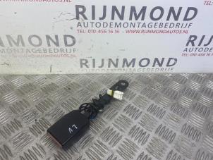 Gebrauchte Sicherheitsgurt Schließe links vorne Peugeot 1007 (KM) 1.4 Preis auf Anfrage angeboten von Autodemontage Rijnmond BV