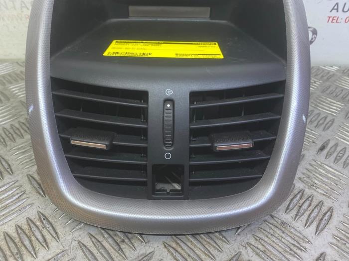 Rejilla de aire de salpicadero de un Peugeot 207/207+ (WA/WC/WM) 1.4 16V Vti 2009