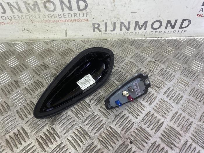 Antena z BMW 1 serie (F20) 120d 2.0 16V 2013