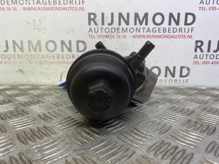 Oil filter housing from a Mercedes-Benz B (W246,242) 1.6 B-180 BlueEFFICIENCY Turbo 16V 2014