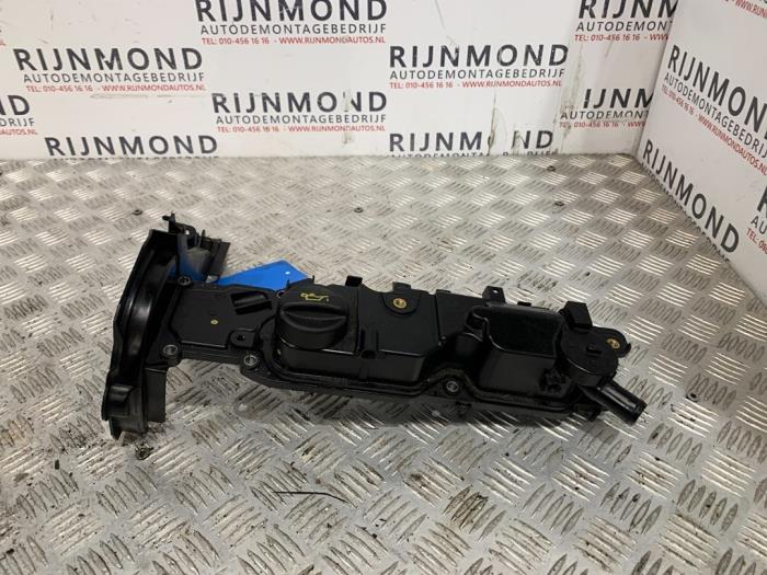 Ventildeckel van een Citroën C4 Cactus (0B/0P) 1.6 Blue Hdi 100 2016