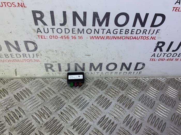 Używane Antena GPS Jaguar XE 2.0d 180 16V Cena na żądanie oferowane przez Autodemontage Rijnmond BV