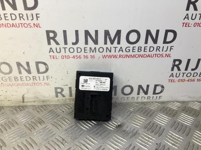 Używane Modul keyless vehicle Volkswagen Golf VII (AUA) 1.4 TSI 16V Cena € 25,00 Procedura marży oferowane przez Autodemontage Rijnmond BV