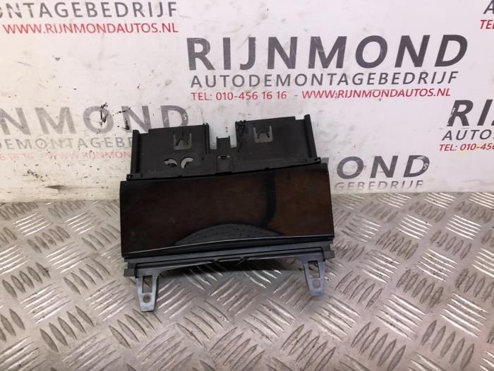 Używane Schowek Mercedes C (C204) 1.8 C-180 CGI 16V BlueEfficiency Cena € 36,30 Z VAT oferowane przez Autodemontage Rijnmond BV