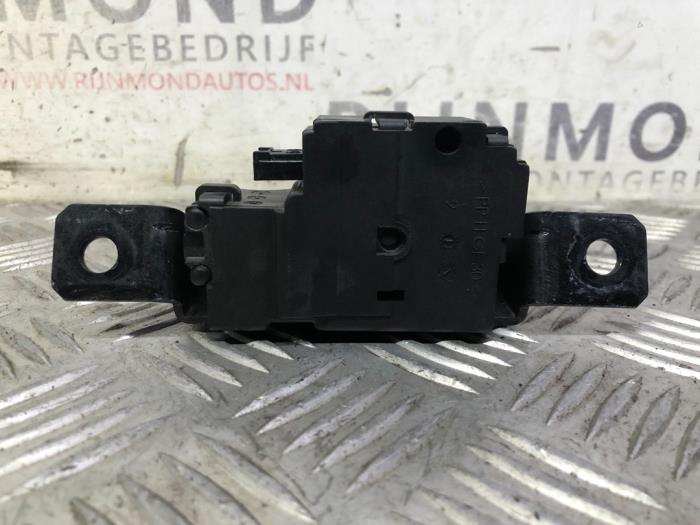 Tailgate lock mechanism from a BMW 1 serie (F20) 120i 2.0 16V 2019