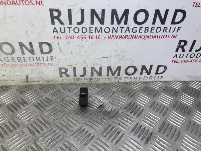 Używane Zlacze AUX/USB BMW 1 serie (F20) 120i 2.0 16V Cena € 30,25 Z VAT oferowane przez Autodemontage Rijnmond BV