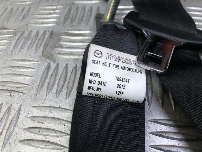 Rear seatbelt, left from a Mazda CX-5 (KE,GH) 2.2 SkyActiv-D 150 16V 2WD 2015
