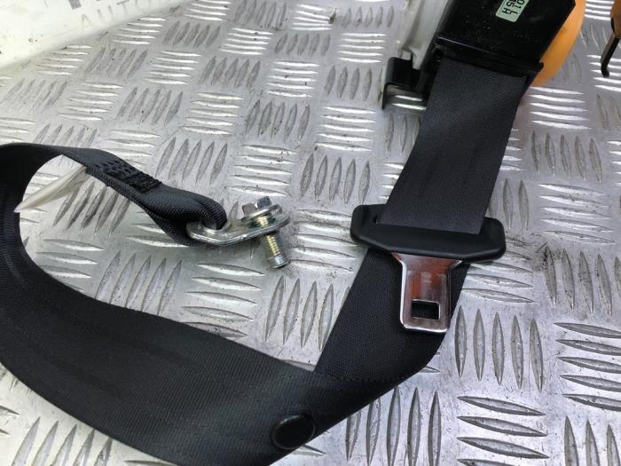 Cinturón de seguridad izquierda detrás de un Mazda CX-5 (KE,GH) 2.2 SkyActiv-D 150 16V 2WD 2015