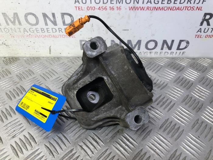 Engine mount from a Audi A5 Cabrio (8F7) 2.0 TFSI 16V 2010