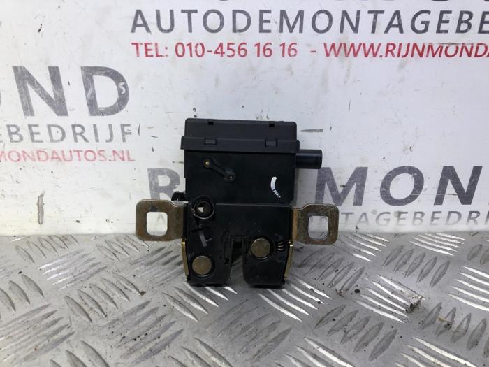 Tailgate lock mechanism from a MINI Mini One/Cooper (R50) 1.6 16V Cooper 2002