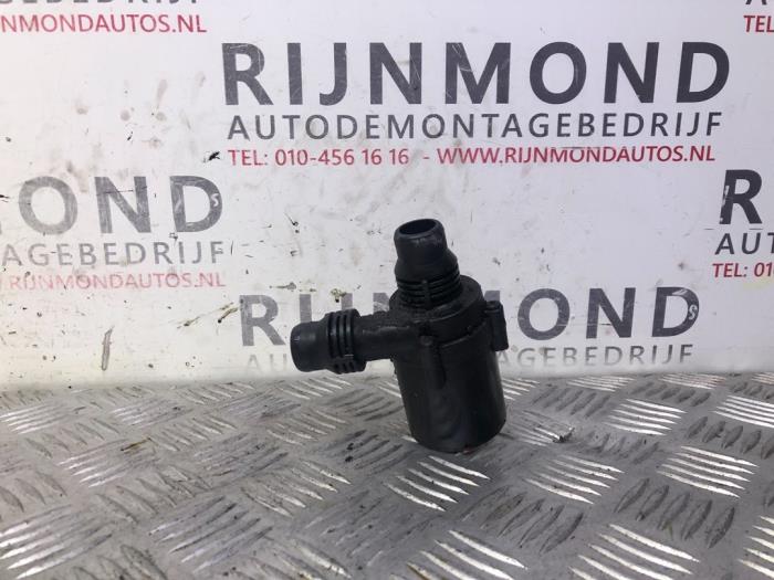 Begagnade Vattenpump BMW X5 (E53) 3.0 24V Pris på förfrågan erbjuds av Autodemontage Rijnmond BV