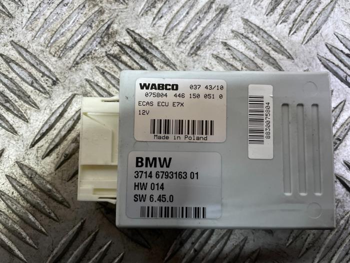 Air suspension module from a BMW X5 (E70) xDrive 40d 3.0 24V 2011