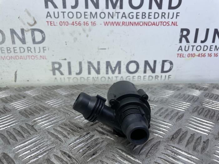 Begagnade Extra vattenpump BMW X5 (E70) xDrive 40d 3.0 24V Pris € 48,40 Inklusive moms erbjuds av Autodemontage Rijnmond BV