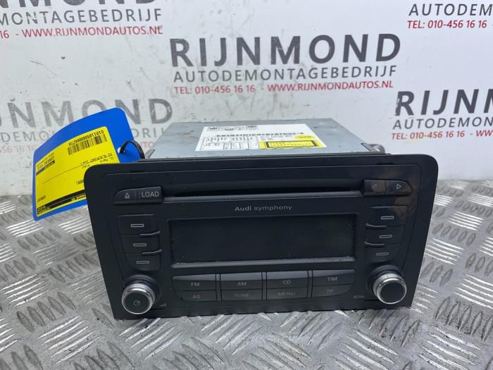 Radio CD player from a Audi A3 Cabriolet (8P7) 1.8 TFSI 16V 2009